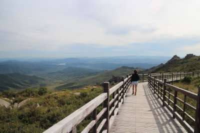 山顶 天空 草地 野外 山川 风景 山脉 栈道 背影 女孩