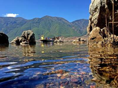 山川 湖泊 游船 安静 蓝天 清澈 石头 山川 山川 山川