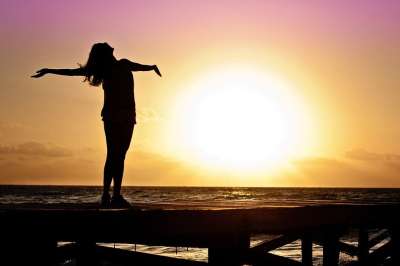 女士 女孩 自由 快乐的 太阳 轮廓 日出 海滩 日落 黄昏