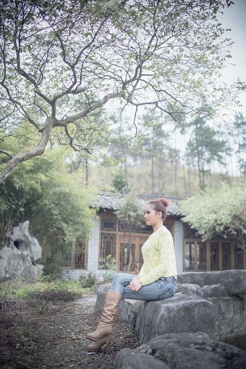 女 写真 院子 树木 牛仔裤 丸子头 房子 远处的房子 清新