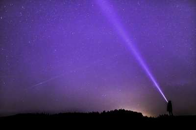 夜照片 手电筒 射线 星空 夜空 星星 夜晚 天空 人类 人