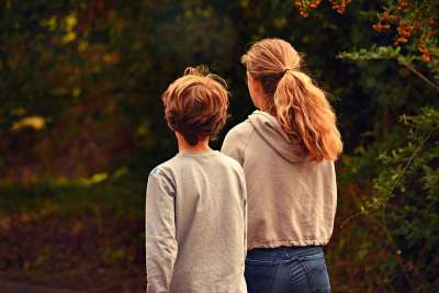 兄弟姐妹 户外 家庭 男孩 女孩 兄弟 姐姐 孩子们 一起