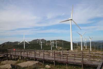 山顶 天空 草地 野外 山川 风景 山脉 栈道 风车 发电