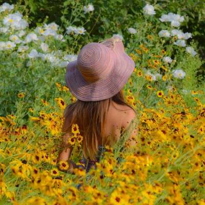 女人 鲜花 性质 人 美容 时装模特 夏天 帽子 梦 肩膀
