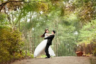 夫妻 婚礼 公园 新婚夫妇 婚礼当天 丈夫 妻子 男人 女士