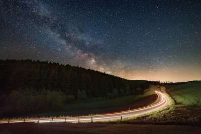 夜晚 银河系 路 光痕迹 星空 汽车 骑 头灯 黑暗的