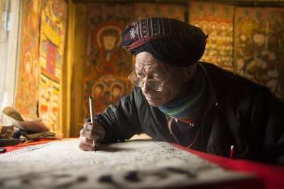 艺术家 钢笔 绘画 男人 老年 眼镜 工匠 传统的 传统