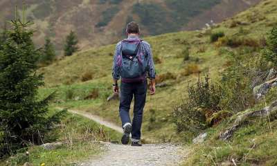 登山 男人 踪迹 小路 山 男登山者 流浪者 背包旅行 背包