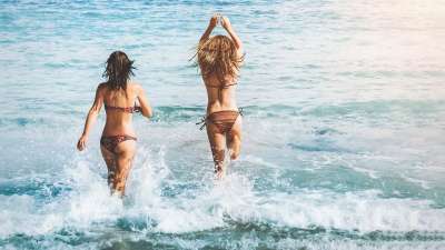 女性 朋友们 海滩 海 夏天 海洋 比基尼 假期 旅行 采取
