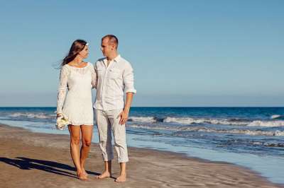 婚礼 海滩 年轻的一对 夫妻 肖像 恋人 丈夫和妻子 新娘和新郎