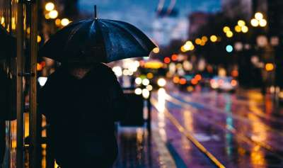 成人 模糊 散景 城市 晚上 光 男人 户外 人 雨 反射