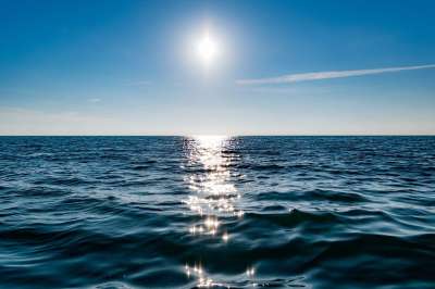 海 地平线 太阳 阳光 天空 海洋 反射 海景 水 波浪