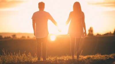 人们 牵手 日落 男人 女士 景观 户外 自然 阳光 夫妻