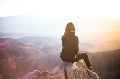 人们 女士 旅行 冒险 跋涉 山 岩石 日落 悬崖 黑色的