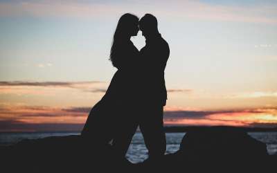 夫妻 海滩 日落 拥抱 剪影 浪漫的 恋人 一对 一起 爱