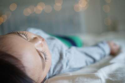 小男孩 男孩 孩子 婴儿 学步的儿童 散景 肖像 男孩 孩子