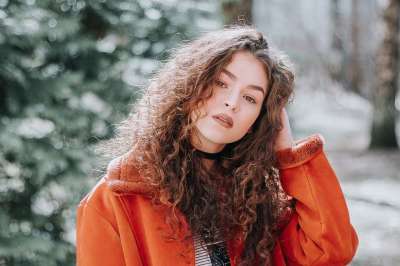 女士 模型 姿势 风格 卷发 户外的 时尚 摆姿势 年轻女子