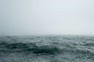 海 多雾路段 海洋 波浪 海浪 薄雾 自然 户外 天空 风暴