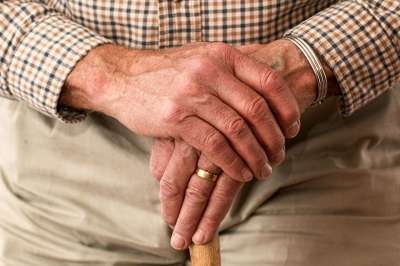 老年 手 戒指 拐杖 老人 高级的 养老金领取者 年迈的 祖父母