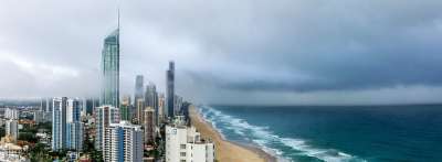 全景景观 云 雨 高楼 海洋 看法 风景秀丽的 城市的 海岸线