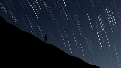 男人 远足 小山 夜晚 星星 数字绘画 看法 夫妻 墙纸 景观