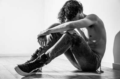 孤独 男人 坐着 休息 赤膊上阵 皮肤 独自的 身体 牛仔裤