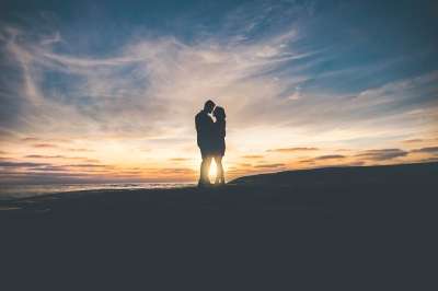 人们 夫妻 吻 爱 黑暗的 云 天空 轮廓 男人 女士 拥抱