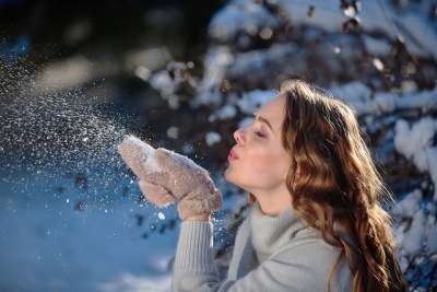 女孩 雪 吹 冬天 女士 寒冷的 阳光 快乐的 享受 幸福