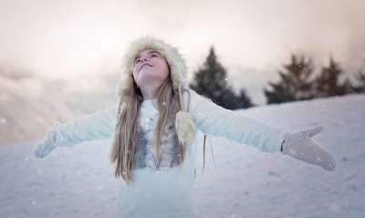 女孩 雪 冬季服装 冬天的衣服 寒冷的 下雪 降雪 小姑娘