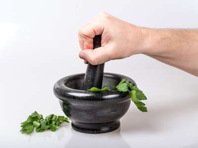 砂浆 压碎 手 碗 血管 Nať 草本植物 香菜 绿色 黑色的