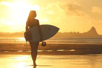 海滩 冲浪者 冲浪板 日出 女孩 海洋 娱乐 沙 海 海滨