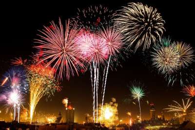 烟花 新年除夕 城市 天空 信标 光 饼干 烟花显示 烟火表演