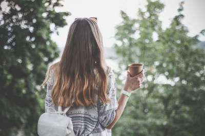 成人 后视图 咖啡 女士 黑发 背包 杯子 咖啡杯 时尚 女性