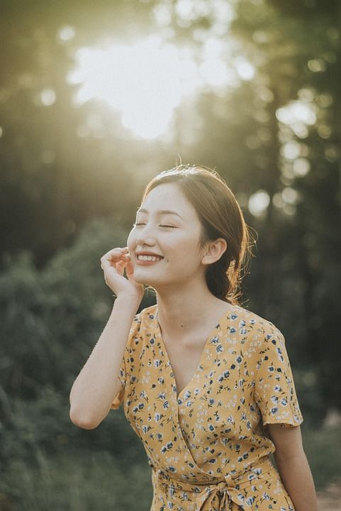 女士 森林 微笑 肖像 阳光明媚 女孩 快乐的 女性