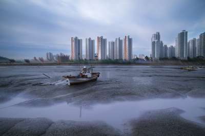 城市 海洋 天空 云 报废的船 大自然 水 景观 城市 城市
