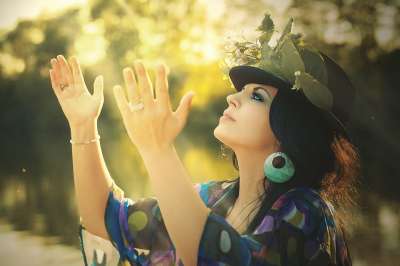 美丽 女士 花帽 帽 化妆品 幸福 感觉 头发 发型设计 黑发