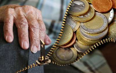 老人 养老金领取者 养恤金 钱 货币 欧元 现金 钞票 钱硬币