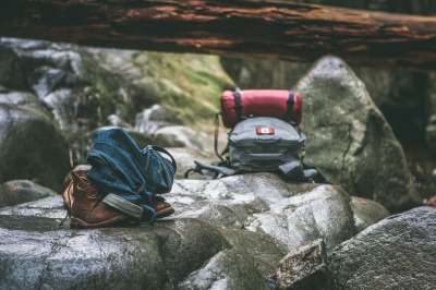 背包 靴子 岩石 背包旅行 远足 登山 环境 娱乐 石头 旅行