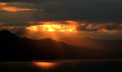 日落 岛 轮廓 山 山脉 湾 海 海洋 阳光 黄昏 黑暗的
