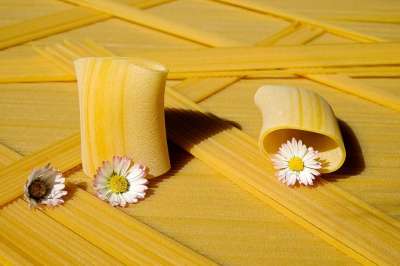 面条 意大利面 生的 Paccheri Giganti 黄色 食物
