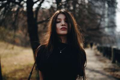 女士 模型 姿势 户外的 黑色套装 风格 时尚 摆姿势 年轻女子