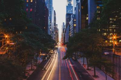 街道 道路 汽车 交通 灯 城市 城市的 市中心 建筑物 高楼