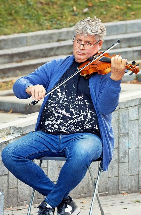 男人 街头艺人 小提琴 音乐 拉小提琴 随意的 公众地方 旅游景点