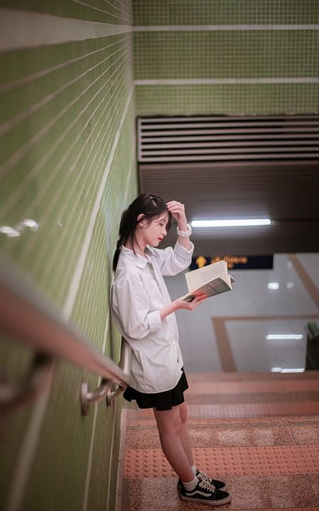 女孩 学生 模型 楼梯 书 读 时尚 美丽的 姿势 越南人