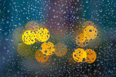 散景 雨滴 窗户 玻璃 玻璃 湿的 飞沫 水 图案 玩的颜色