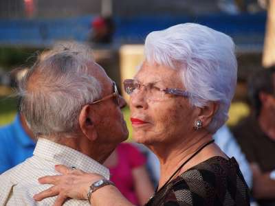 老年 跳舞 夫妇 夫妻 热恋中的情侣 人 人们 人民 浪漫的