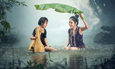 女士 孩子 雨 叶伞 幸福 快乐的 年轻 女孩 成人 播放