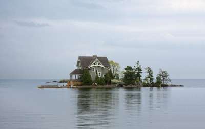 房子 家 湖 小屋 假期 岛 国家 海 建造 平静的水面