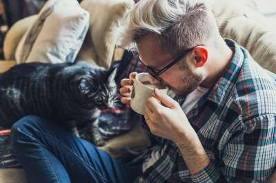 男人 沙发 咖啡 马克杯 杯子 喝 喝咖啡 早晨咖啡 茶歇