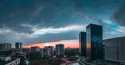 城市 建筑物 黄昏 暮 余辉 天空 云 多云的 摩天大楼 高楼